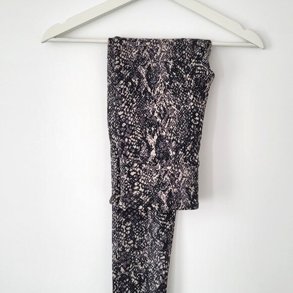 Spanx “Look At Me Now” Snakeskin Seamless Leggings • M/L • Python Print - Picture 3 of 7